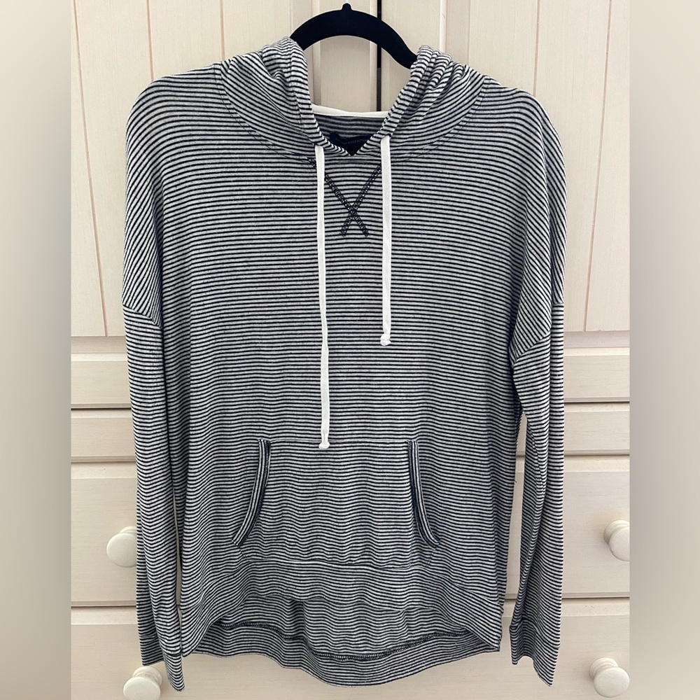 American Eagle Black and White Women’s Sweatshirt